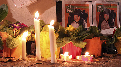 Velas y carteles de Eluana Englaro en la clnica de Udine en la que estaba postrada. (Foto: AP)