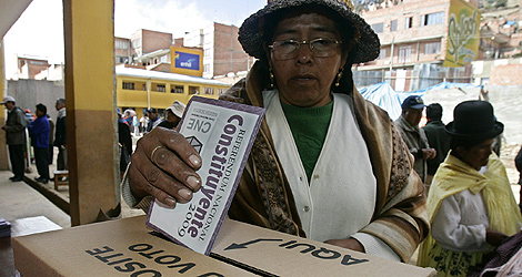 Una mujer ejerce su derecho al voto en Bolivia. | EFE