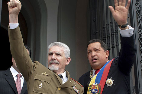 El ministro Valds y Hugo Chvez (Foto: Reuters)