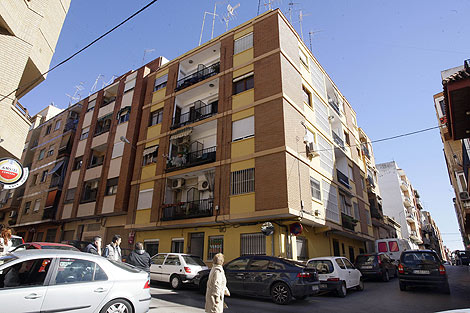 Fachada de la casa en Burjassot donde un hombre ha asesinado a su hermana y se ha suicidado. | Benito Pajares