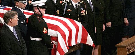 Un grupo de portadores militares llevan el atad del ex presidente estadounidense Gerald Ford. (Foto: EFE)