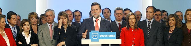 Mariano Rajoy, rodeado de miembros de su partido (Foto: Efe).