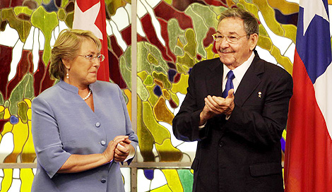 La presidenta chilena y el dirigente cubano. | Efe