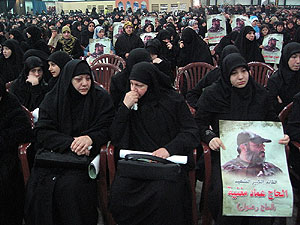 Varias mujeres asistan al funeral por Imad Mughniyeh, celebrado en Beirut hace un ao. (Foto: M. G. P.)