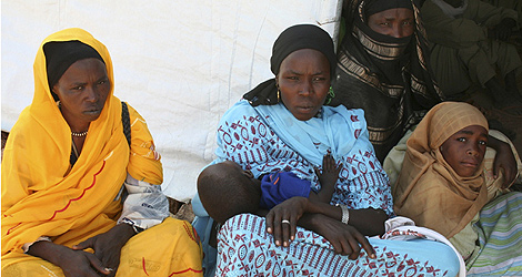 Refugiadas sudanesas esperan su turno para una revisin mdica. | Reuters