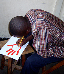 Un joven congoleo dibujando. | HRW