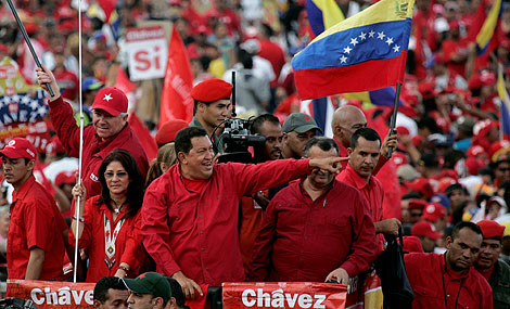 Hugo Chvez en su 'caravana electoral' por el referendo. | AP