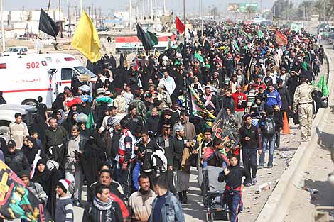 Cientos de musulmanes chies peregrinan hacia Kerbala. | AFP