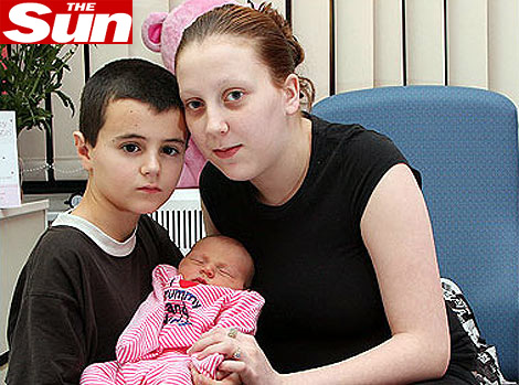 Alfie Patten y su novia, Chantelle, con su hijo en brazos. | The Sun