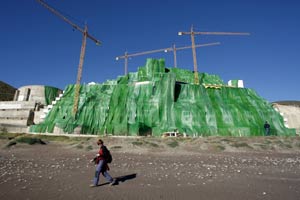 Sesenta activistas de Greenpeace se trasladaron al paraje de El Algarrobico para cubrir el polmico hotel con una tela verde de 18.000 metros cuadrados. EFE/CARLOS BARBA