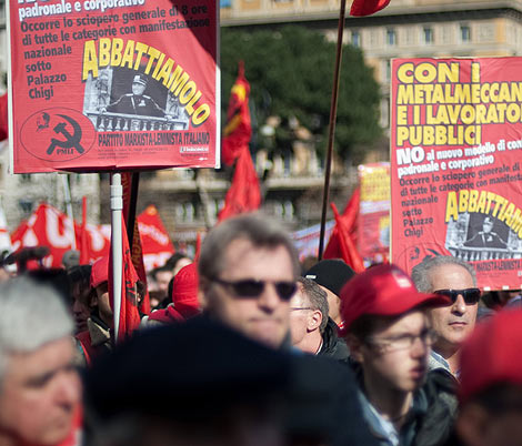 Trabajadores italianos afiliados al sindicato CGIL, durante una manifstacin | Foto: AFP