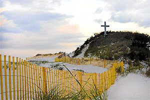 Cruz erigida en la playa de Pensacola conmemorativa de la primera misa cristiana celebrada en EEUU, tras la llegada de Tristn de Luna. (Foto: EFE)