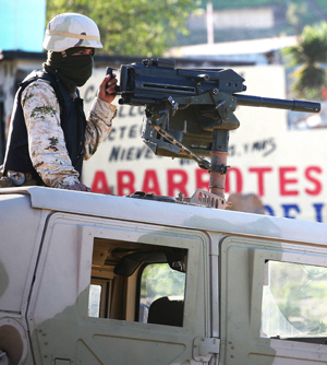 Un militar mexicano resguarda una zona en Baja California tras un tiroteo. (Foto: EFE)