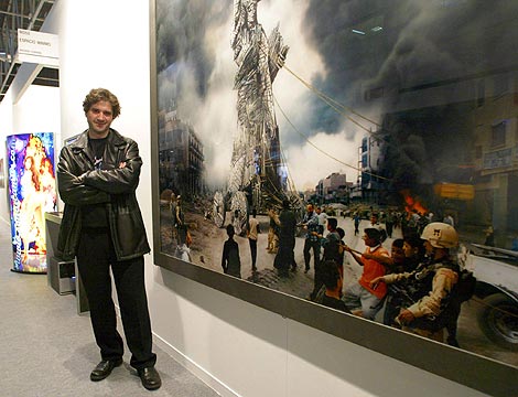 El artista burgalés Isaac Montoya frente a su obra expuesta en la Galería Espacio Mínimo. (Ical)