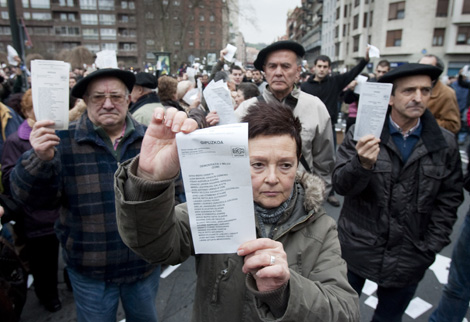 Los manifestantes exhiben papeletas de D3M. | Iaki Andrs