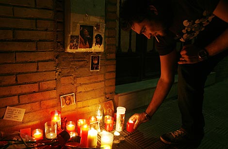 Un joven deposita una vela en el portal de la casa de Marta del Castillo. | Conchitina