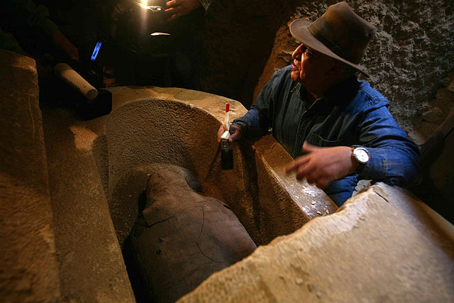 El arquelogo Zahi Hawass, ante el descubrimiento. | REUTERS