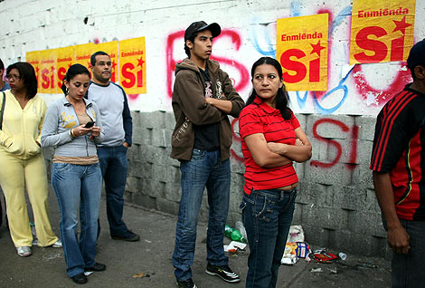 Un grupo de electores espera su turno para votar (AFP).