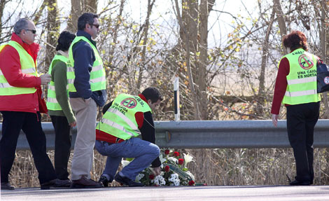 Los motorisdtas depositan un ramo de flores en el lugar del accidente. | M. Brgimo