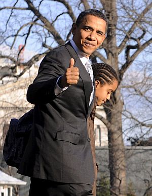 Obama, durante un traslado en la Casa Blanca. | Efe