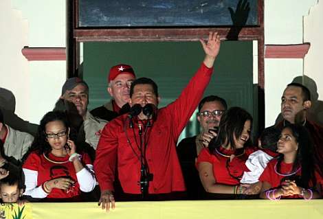 Chávez, rodeado de su familia, saluda al pueblo tras su victoria. (Foto: AFP)
