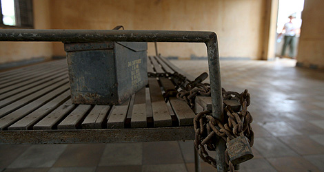 Una cama con cadenas empleada como instrumento de tortura por Camboya. | EFE