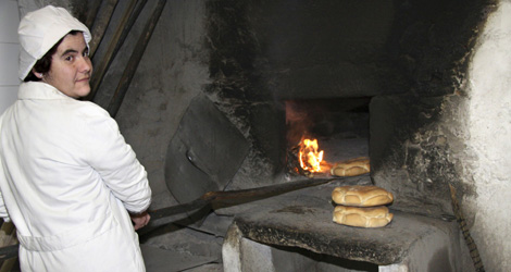 Vicenta Hernndez, duea del horno de San Felices de Gallegos. | EFE
