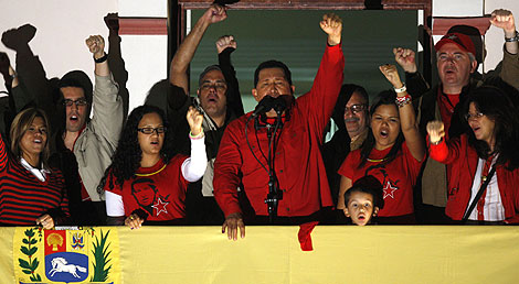 Chvez celebra la victoria del 's' en el Palacio de Miraflores. | Reuters