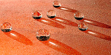 Comportamiento de las gotas de agua en una superficie a la que se le ha aplicado una nanopintura hidrfuga. | E. M.