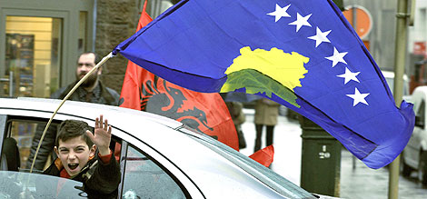 Un nio kosovar celebra el aniversario en Bruselas. | AFP
