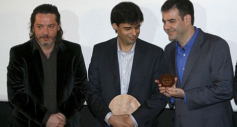 Urbizu (i), durante la entrega del premio a Ignacio Vargas (d) y Víctor González. | Efe