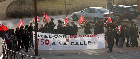Protesta de los trabajadores de Sitel ante la sede de las Cortes. | Ical