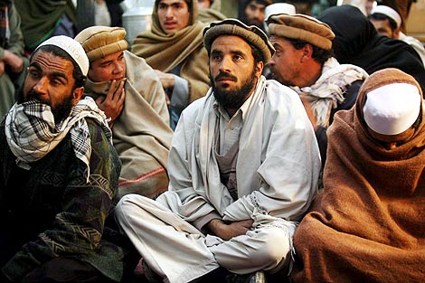 Un grupo de ex militantes talibanes participan en un acto de reconciliación. |Efe
