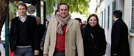Xico Tarres, en el centro, junto a sus abogados, entrando a los juzgados de Ibiza el da en que prest declaracin | Sergio G. Caizares