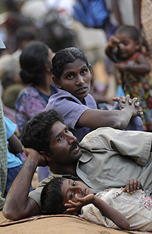 Una familia de refugiados provenientes de la ciudad de Vishvamadu. | Reuters.