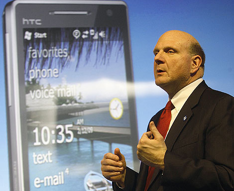 Steve Ballmer, presidente de Microsoft, en la presentación en Barcelona del Windows Mobile 6.5. | AFP