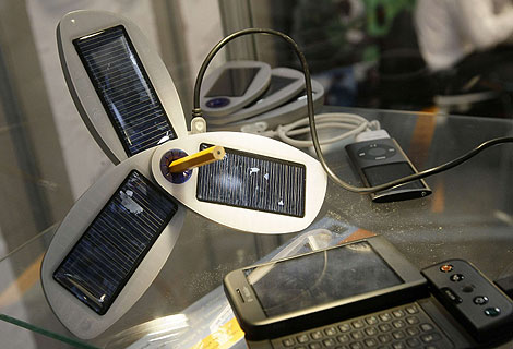 Ejemplo de un cargador solar hbrido. (Foto: Reuters)