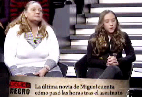 La menor de 14 aos, Roco Prez, junto a su madre en el plat de 'Rojo y Negro'. (Foto:Mundo)