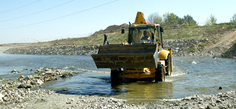 Obras de desvio del cauce del rio Jarama debido a la construccion de la nueva pista del aeropuerto de Barajas. | Julio Palomar