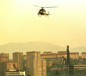 Un helicptero sobrevolando una ciudad. (Foto: igo Ibez)