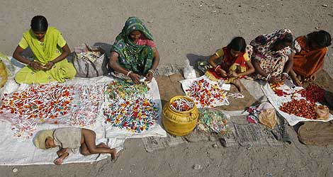 Mujeres envolviendo caramelos en el suburbio de Siliguri. | Reuters