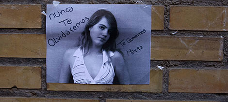 Fotografía en recuerdo de Marta en una pared. | Reuters