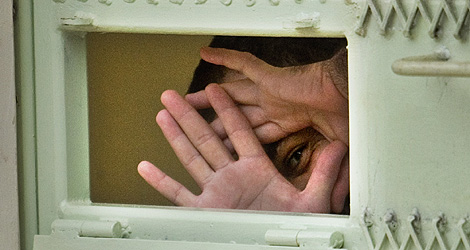 Un preso mira desde una celda de la crcel de Guantnamo. | AP
