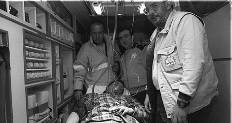 Jos Luis Gilarranz (centro), en el interior de una ambulancia del SAMUR. | Marina del Mar