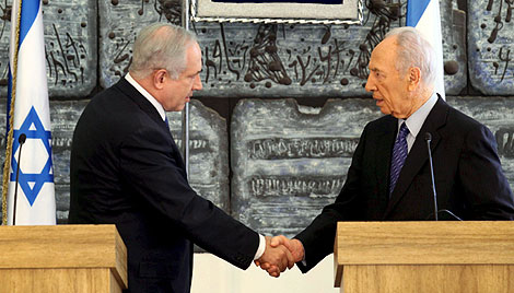 El presidente israel, Simn Peres (d), saluda al lder del Likud, Benjamin Netanyahu . | Efe
