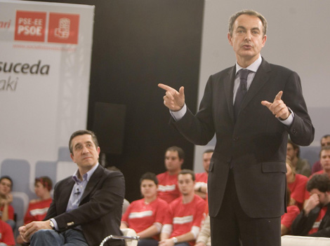 Lpez escucha las palabras de Zapatero en San Sebastin. | Justy