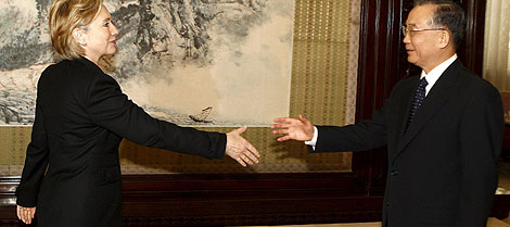 Hillary Clinton saluda a Wen Jiabao. | Reuters