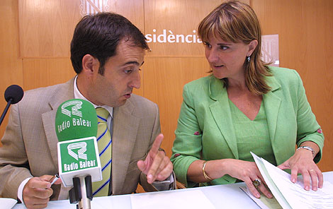 Pau Collado y Rosa Estars durante una rueda de prensa | Foto: El Mundo