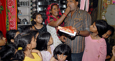 Un grupo de nios con los padres de una de las protagonistas en Bombay. | EFE