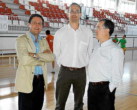 Mayordomo junto a Juan Vela y el director tcnico Jos Luis Alonso. | D.V.